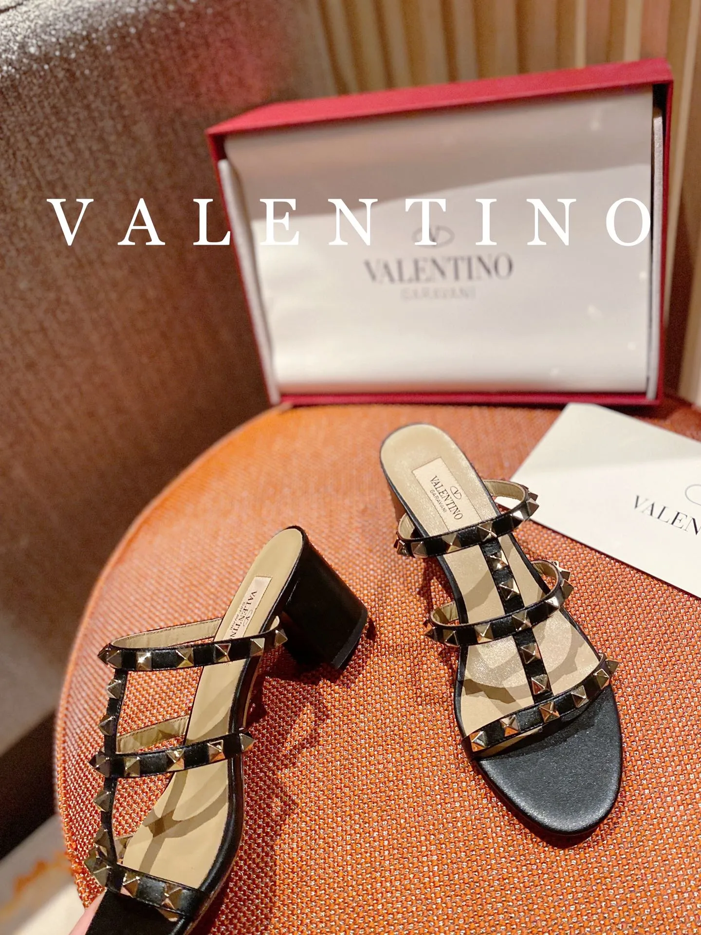 👟👟Ex-factory price 440👟👟 Women's shoes, women's clothing, high-end quality 𝑉𝐴𝐿𝐸𝑁𝑇𝐼𝑁𝑂 Valentino ♡ͥ | Level🔍 The classic King flip flops are also so beautiful. The textured hardware brings out a full sense of luxury. After putting it on my feet, I was shocked that my feet looked slimmer! The new season lives up to expectations! Worth buying ★Imported cowhide is absolutely high-grade ❥Original method is absolutely sensual ❥Elegant style creates a different feeling🙈 Simple temperament style!  ♡ show bdetails ———————————— ⊿▸: Size｜35-40 (customized at 40.41.42) ⊿▸: Material｜Imported cowhide ⊿▸: Material | Padded sheepskin ⊿▸: Material | Italian🇮🇹 genuine leather outsole ⊿▸: Heel height｜6cm